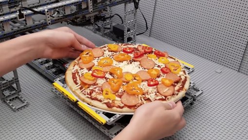 Блогер научился с помощью LEGO готовить пиццу