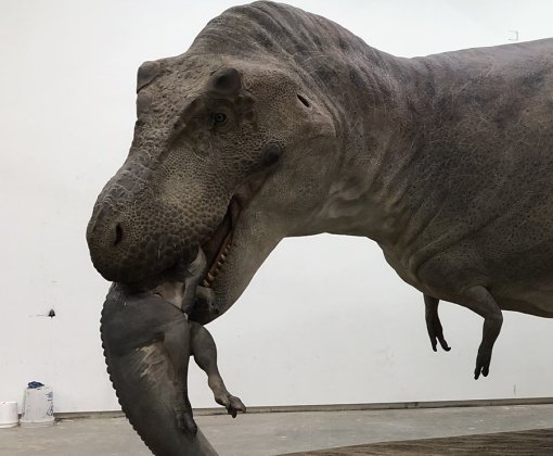 Художник раскрашивает гигантские скульптуры динозавров и мамонтов. Выглядят как живые