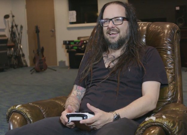 Фронтмен Korn Джонатан Дэвис объяснил, зачем ему везде нужны видеоигры. - Изображение 1