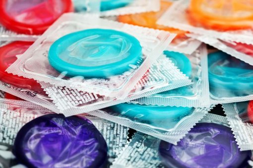 Люди стали меньше заниматься сексом в самоизоляции. Продажи презервативов упали